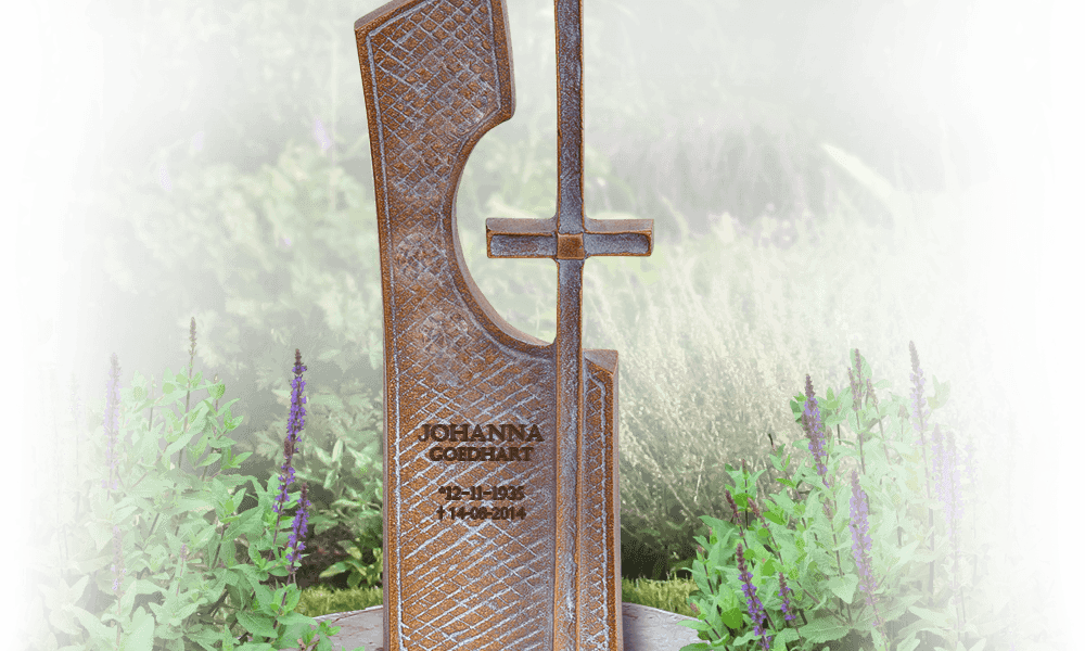 bronzen zuilen kruis op grafsteen