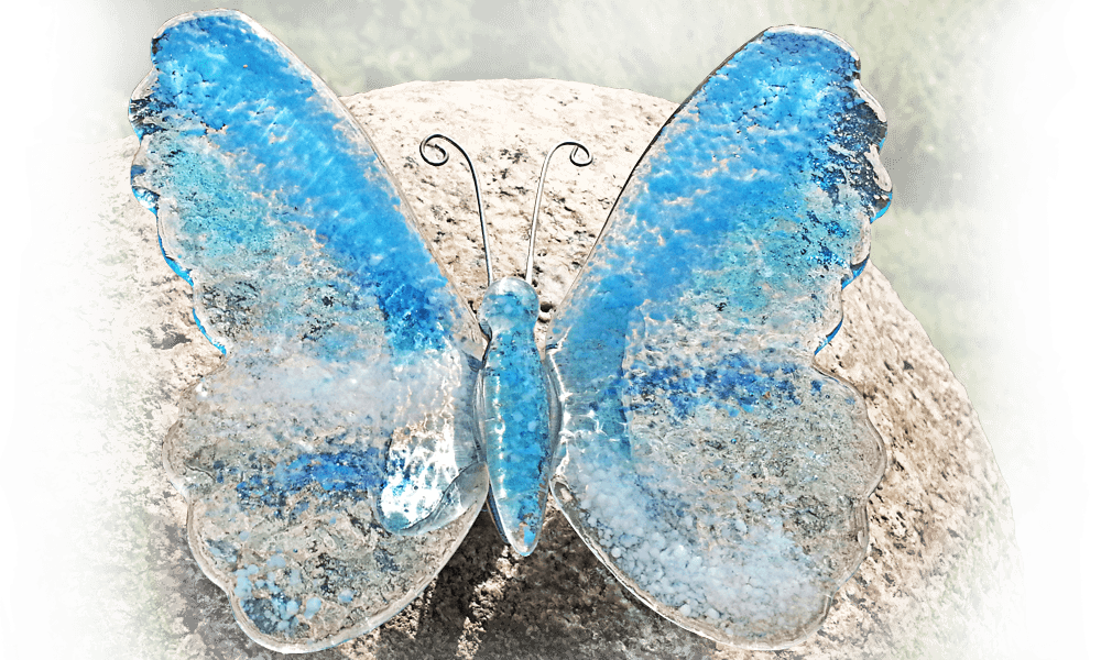 glazen vlinder op grafsteen