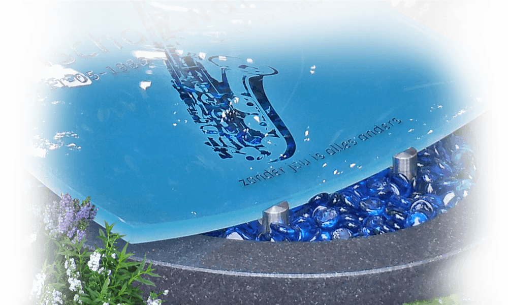 grafbedekking urnengraf met blauwe kiezelsteentjes