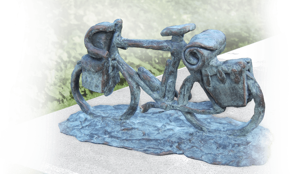 grafsymboliek persoonlijk bronzen fiets op grafsteen