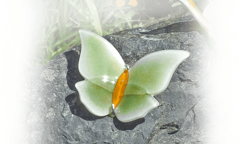 natuurlijk kussen op grafsteen met vlinder