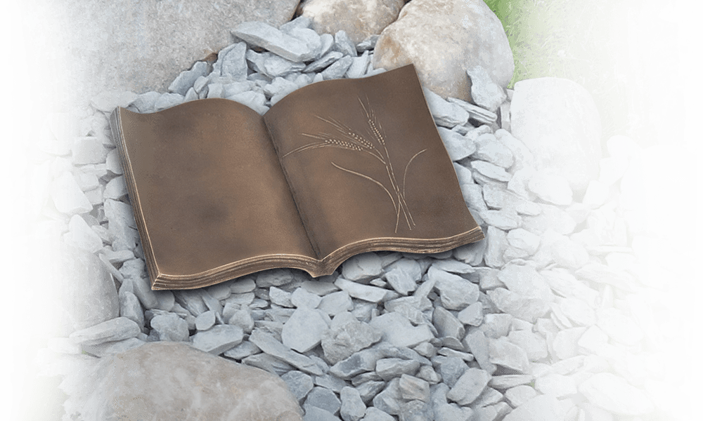 opengeslagen boek brons op grafsteen