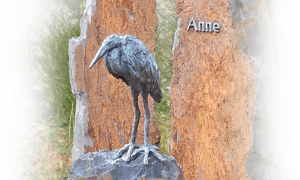 reiger brons op grafsteen