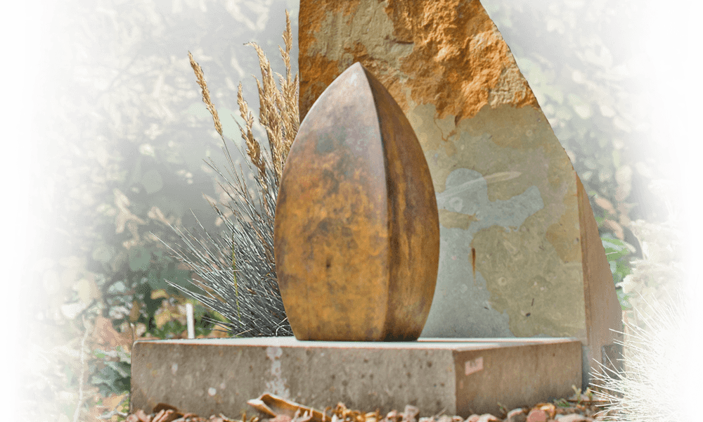 urn op monument met natuurlijke uitstraling