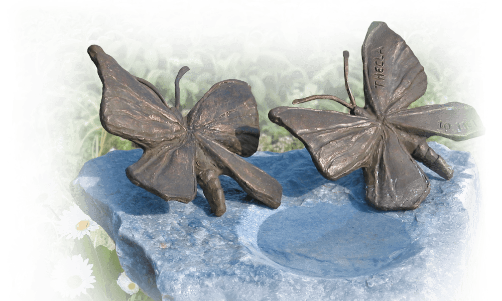 urnengraf in eigen tuin bronzen vlinders op zwerfkei