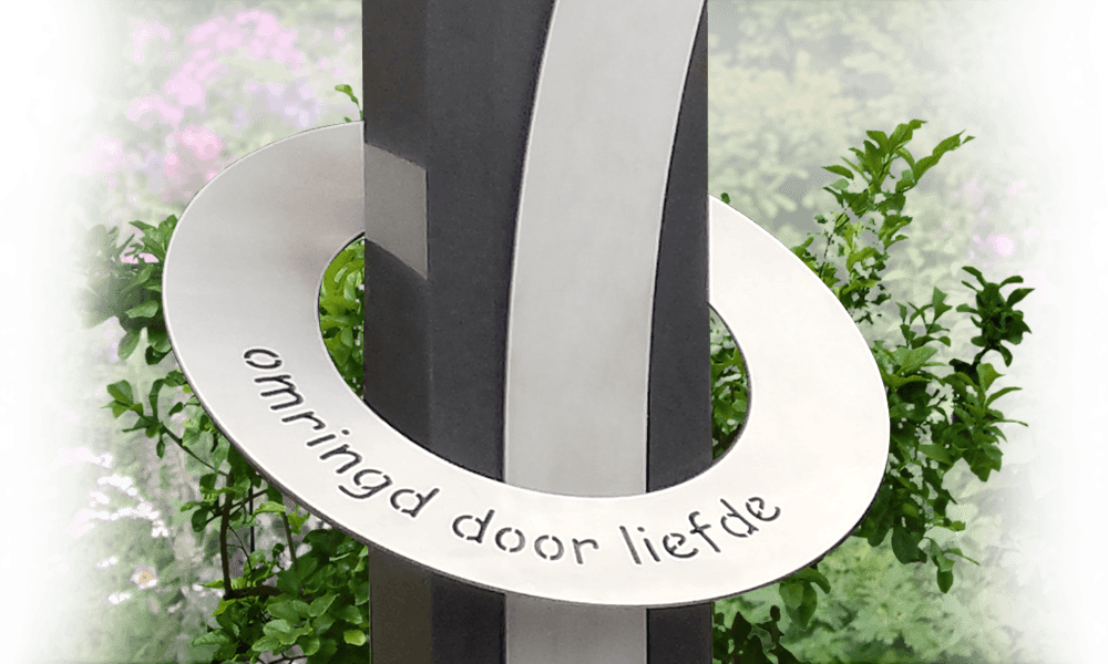 urnenmonument in eigen tuin modern gedenkteken met rvs band en ring