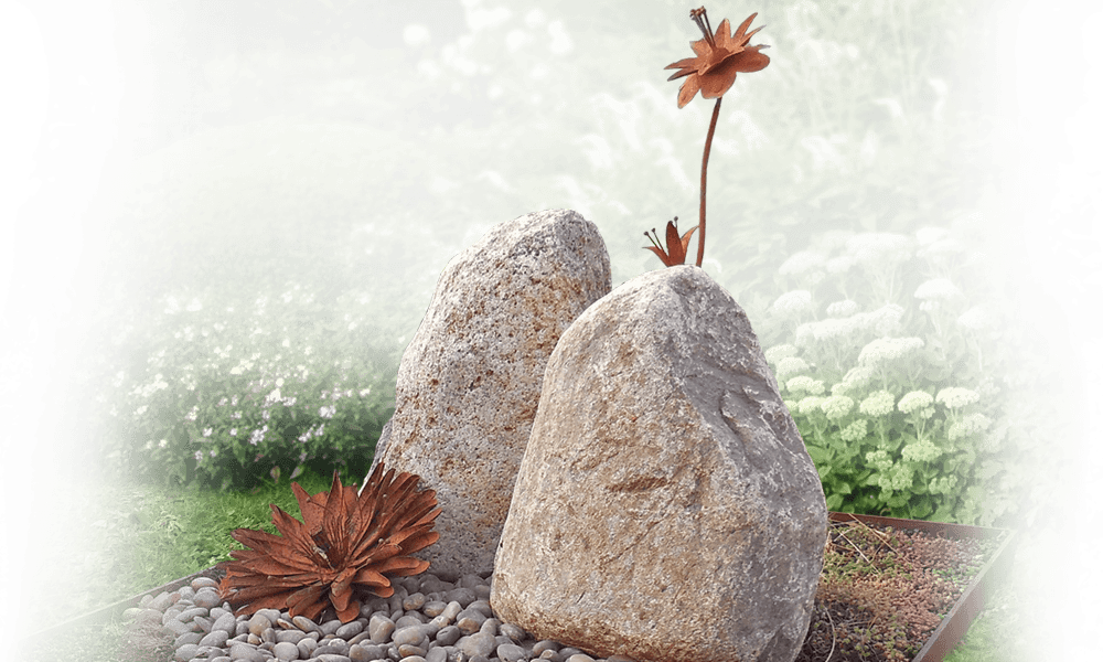 urnenmonument in eigen tuin zwerfkeien met cortenstaal bloemen