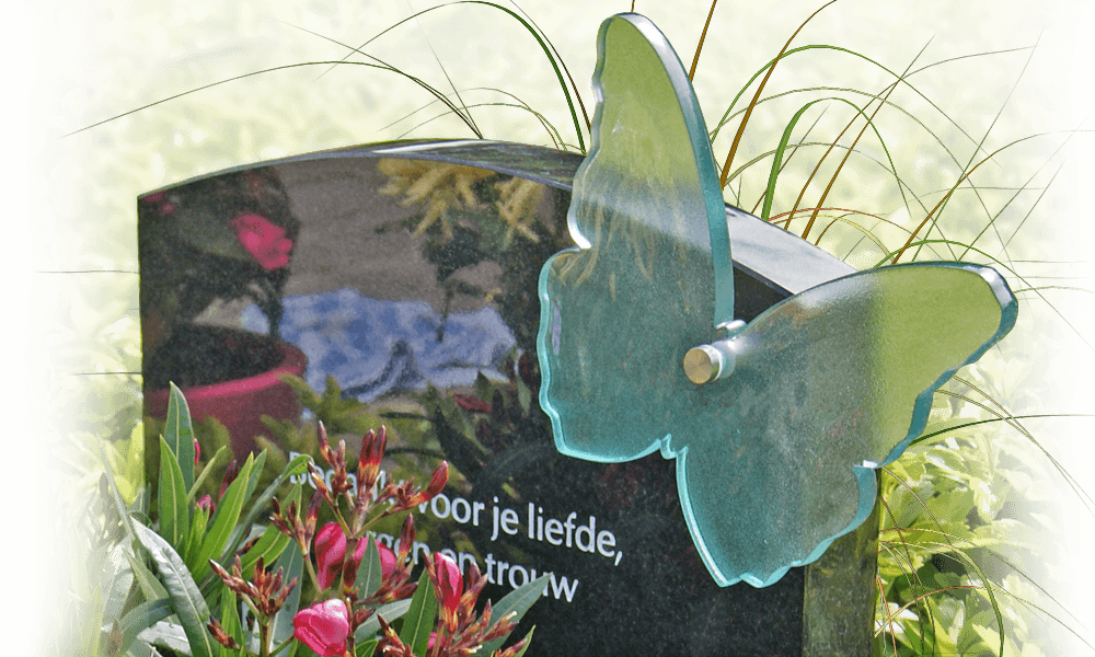 glazen vlinder op grafmonument