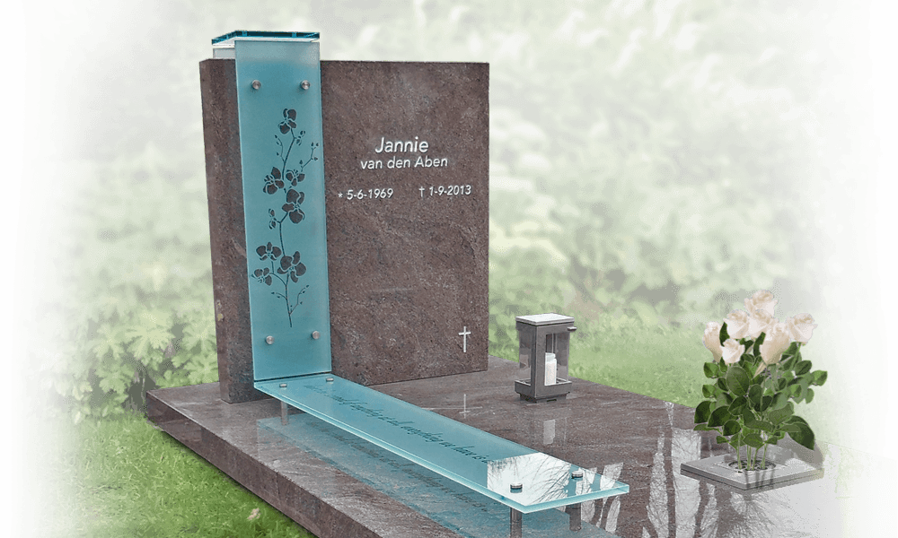 grafdecoratie glas bloemen op glazen letterplaat