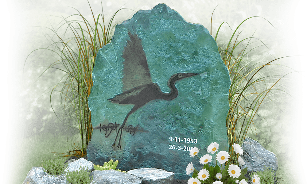 grafdecoratie glas reiger op grafsteen