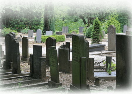 urnenmonumenten orienteren op de begraafplaats
