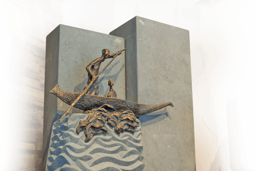 showroom grafmonumenten bronzen boot natuursteen zuil met golven