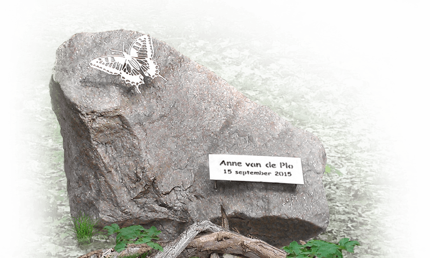 natuurlijk urnengraf belettering