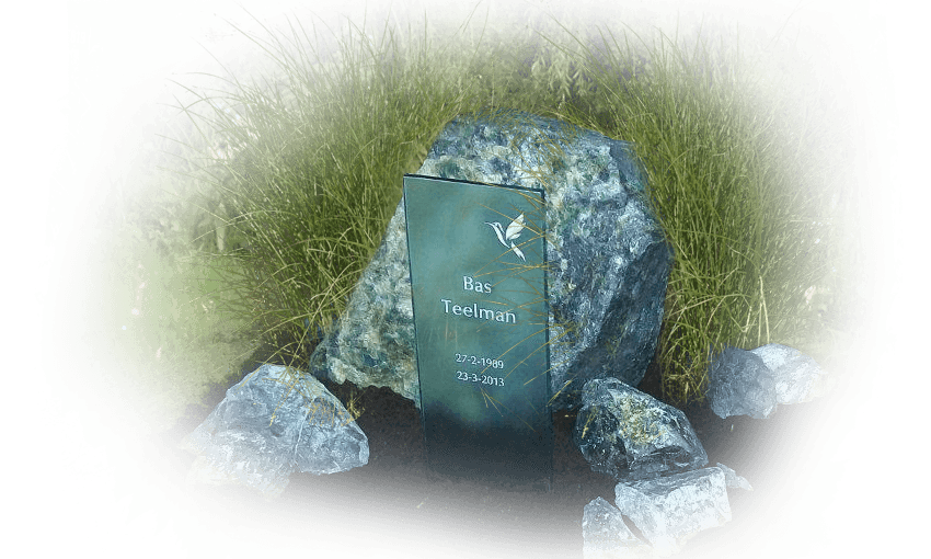 urnengraf met ronde letterplaat natuursteen