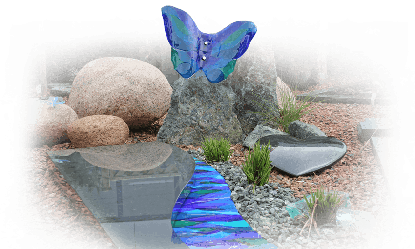 natuurlijk urnengraf met vlinder gekleurd glas
