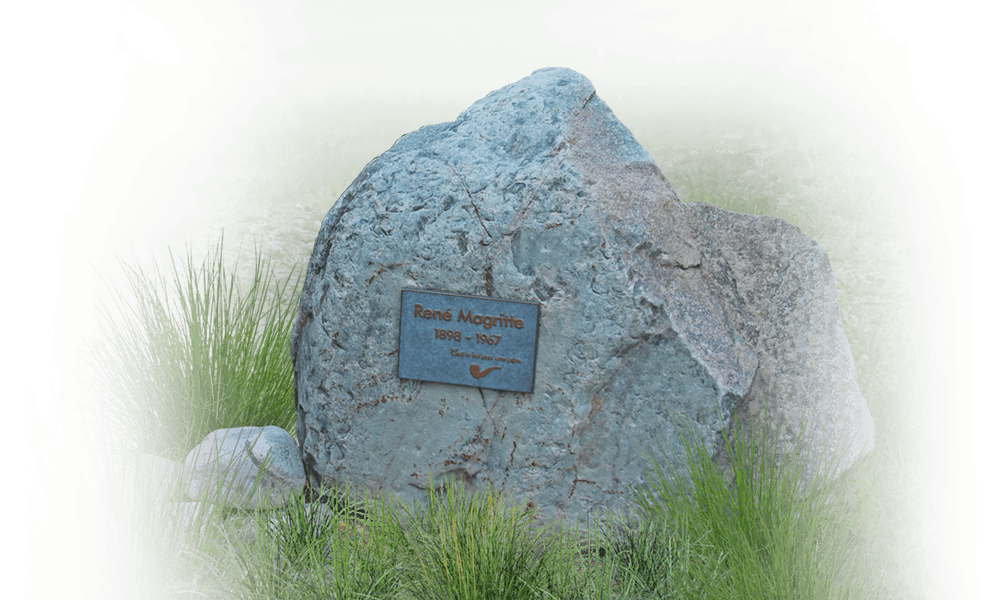 grafsteen natuurbegraafplaats zwerkfkei met belettering op bronzen naamplaatje