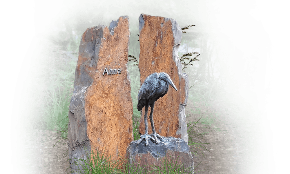 grafsteen natuurbegraafplaats zwerfkei met bronzen reiger
