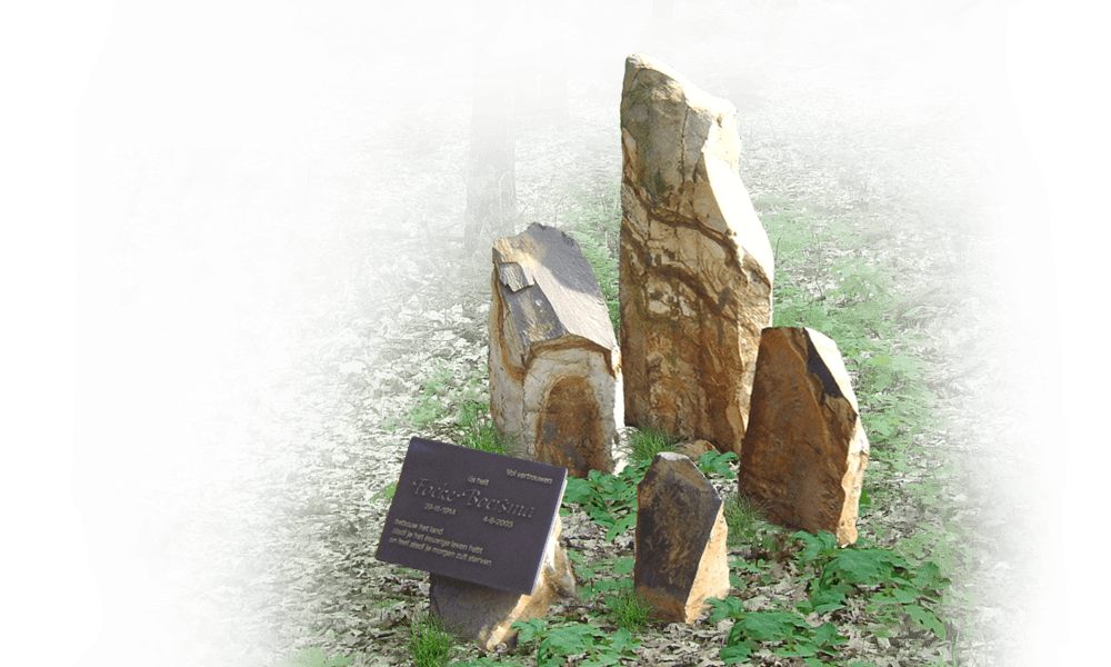 grafsteen natuurbegraafplaats bestaande uit meerdere zwerfkeien