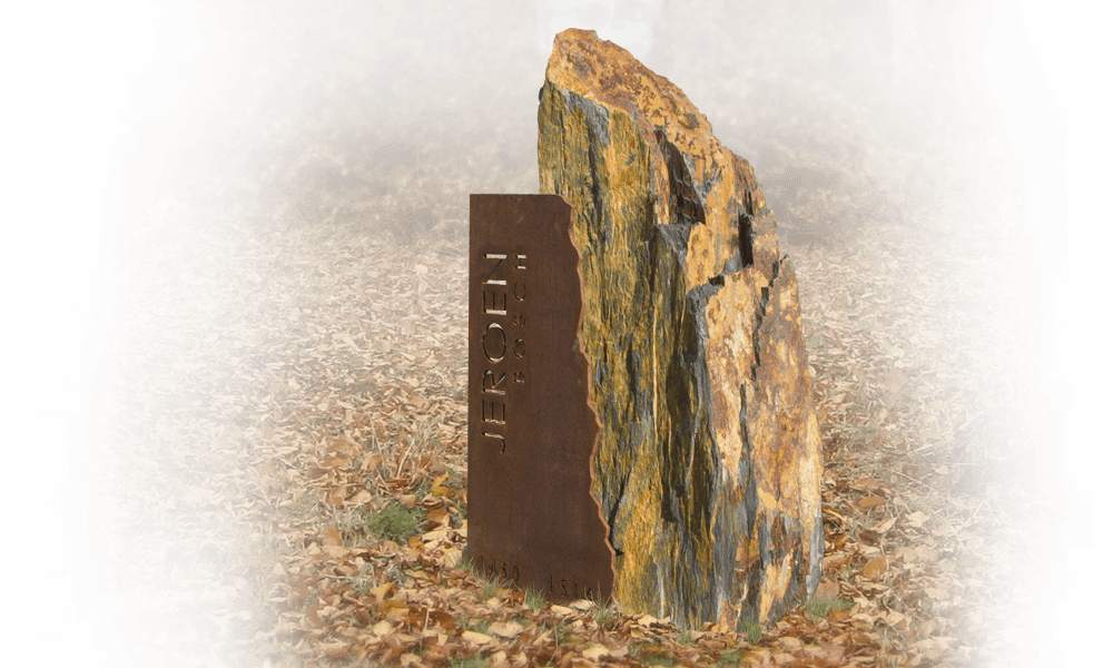 grafsteen natuurbegraafplaats zuil met cortenstaal naamplaat
