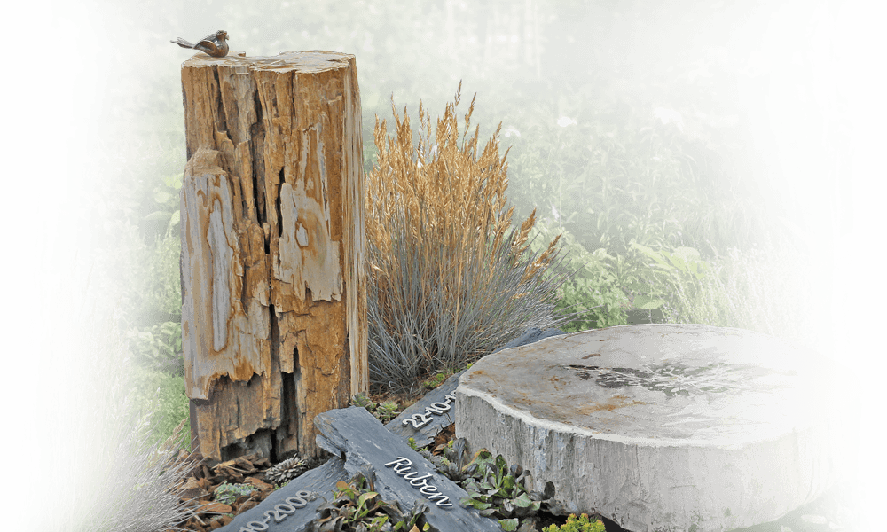 grafsteen natuurbegraafplaats versteend hout