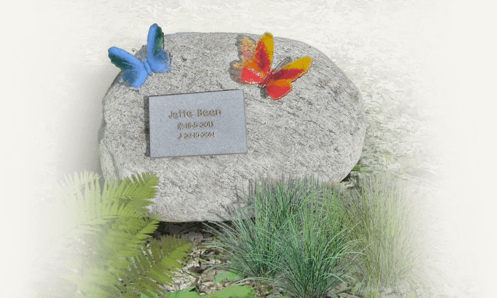 zwerfkeien grafsteen vlinder glasfusing en bronzen tekstplaatje